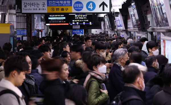 서울교통공사 소속 제2노조가 파업을 진행하지 않기로 했다. 사진은 지난 28일 서울 지하철 1호선 서울역 탑승장이 출근길 이용객들로 붐비는 모습. /사진=뉴스1