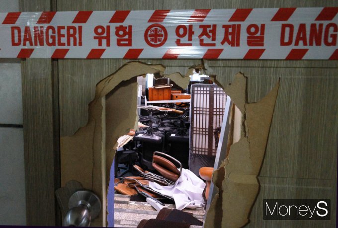 [머니S포토] 지난 밤 '비상계엄' 사투 흔적