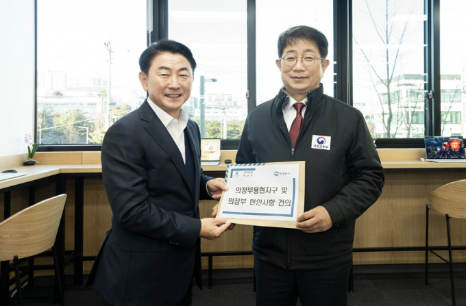 김동근 의정부시장(왼쪽)이 박상우 국토교통부 장관(오른쪽)에게 지역 현안을 담은 건의서를 전달했다./사진제공=의정부시