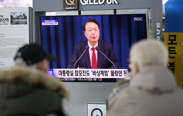 카카오그룹주가 일제히 상승했다. 사진은 비상 계엄이 해제된 4일 부산 동구 부산역 대합실에서 외국인들이 윤석열 대통령의 비상 계엄 선포와 관련한 뉴스를 보는 모습. /사진=뉴스1
