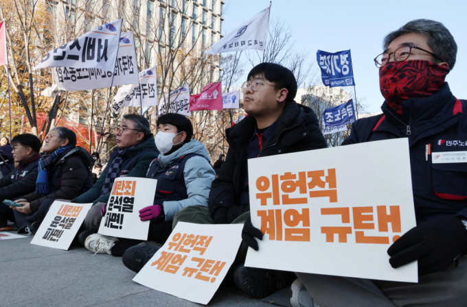 윤석열 대통령이 긴급 담화로 비상계엄 해제를 선언한 가운데 민주노총이 4일 오전 서울 종로구 광화문 광장에서 위헌적 계엄 규탄 및 민주노총 무기한 총파업을 선언하며 집회를 하고 있다. / 사진=뉴시스 김명원 기자 