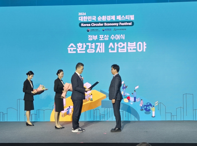 박상훈 스틸싸이클 본부장(사진 오른쪽)이 순환경제 사업의 공적을 인정받아 산업통상자원부 장관상을 수상하고 있다. /사진=고려아연