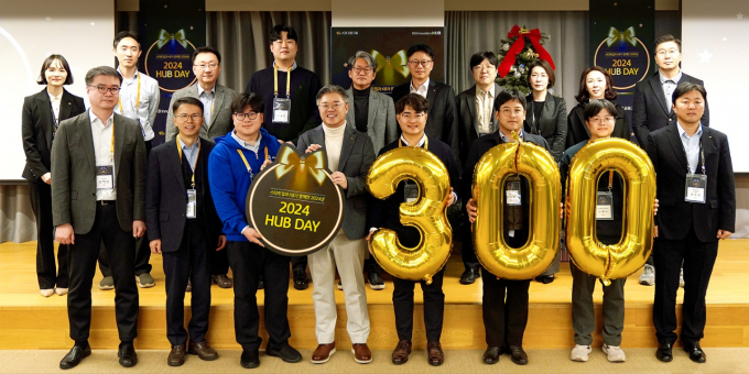 KB금융그룹은 지난 3일 서울 서초구 KB이노베이션 허브센터에서 유망 스타트업(신생 창업기업)의 성장 지원을 위해 '2024 HUB Day(이하 허브데이)'를 개최했다고 4일 밝혔다. 사진은 KB금융그룹 조영서 디지털부문 부사장이(아랫줄 왼쪽에서 네 번째) 「2024 HUB Day」에 참석한 스타트업의 임직원들과 기념촬영을 하고 있는 모습. /사진제공=KB금융그룹