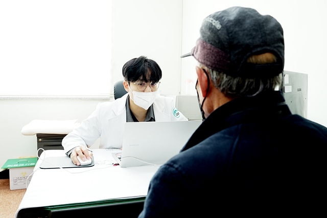 청송군 관계자가 '찾아가는 행복병원'을 운영하며, 한 지역주민을 진료하고 있다./사진제공=경북 청송군