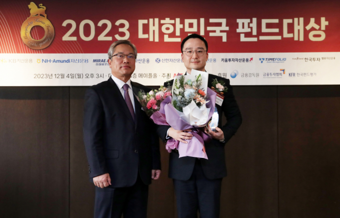  삼성자산운용이 'KODEX 미국AI전력핵심인프라' ETF가 순자산 2천억원을 돌파했다고 4일 밝혔다. 사진은 지난해 12월 열린 '2023 대한민국 펀드대상' 시상식에서 해외채권형 부문 베스트 펀드 상을 수상한 뒤 박상철 삼성자산운용 글로벌채권운용팀장과 신동승 한국펀드평가 대표가 기념촬영을 하는 모습 / 사진=머니투데이