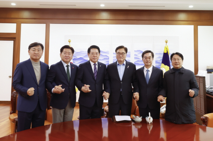 더불어민주당 소속 광역단체장이 4일 서울 여의도 국회에서 계엄령 선포와 관련해 윤석열 대통령의 퇴진을 촉구하는 공동선언 기자회견을 열고 있다.(왼쪽부터 김관영 전북특별자치도지사, 오영훈 제주특별자치도지사, 김영록 전남도지사, 우원식 국회의장, 김동연 경기도지사, 강기정 광주시장)/사진=더불어민주당 