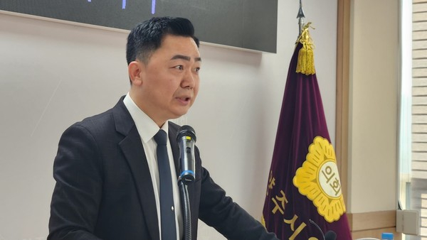 양주시의회 정희태 의원이 더불어민주당 탈당과 관련, 기자회견을 하고 있다. / 사진=김동영 기자