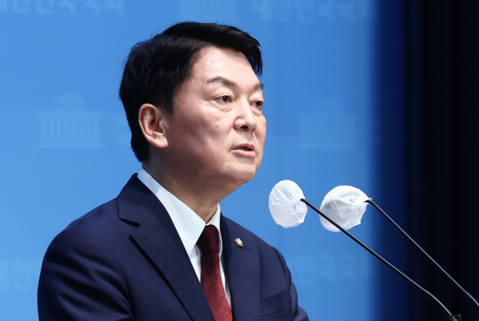 안철수 국민의힘 의원이 여당 의원 중 처음으로 윤석열 대통령의 자진 사퇴를 주장했다. 사진은 지난 9월12일 서울 여의도 국회 기자회견에 참석한 안철수 국민의힘 의원. /사진=뉴스1