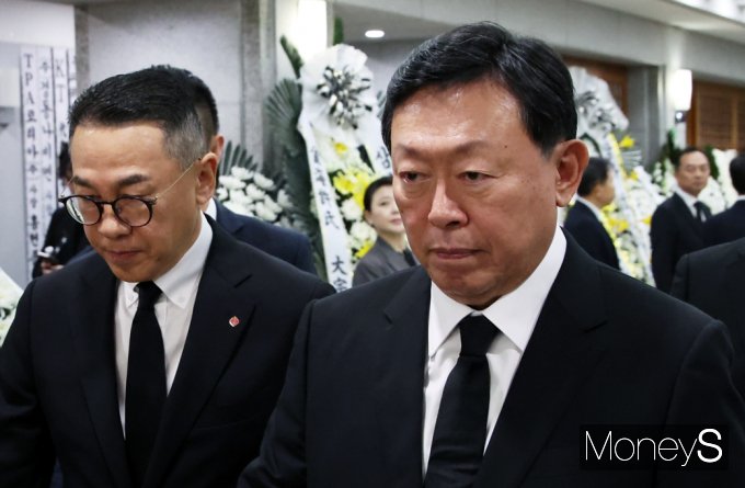 [머니S포토] 신동빈 롯데 회장, 허창수 GS 명예회장 모친상 조문