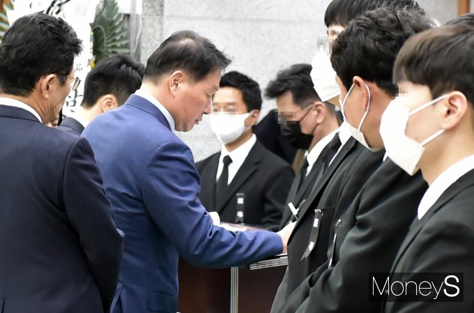[머니S포토] 최태원 SK 회장, 허창수 GS 명예회장 모친상 조문