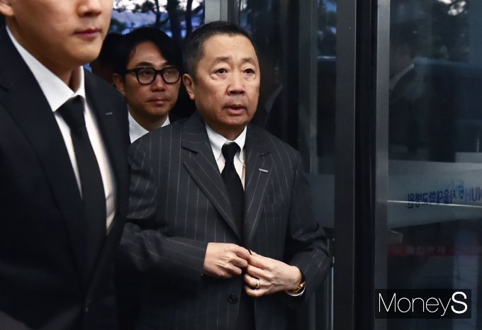 [머니S포토] 박정원 두산 회장, 허창수 GS 명예회장 모친상 조문