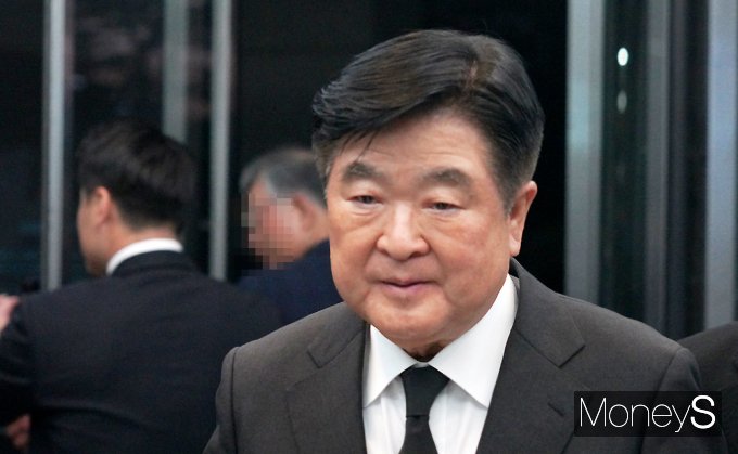 [머니S포토] 권오갑 HD현대 회장, 허창수 GS명예회장 모친상 조문