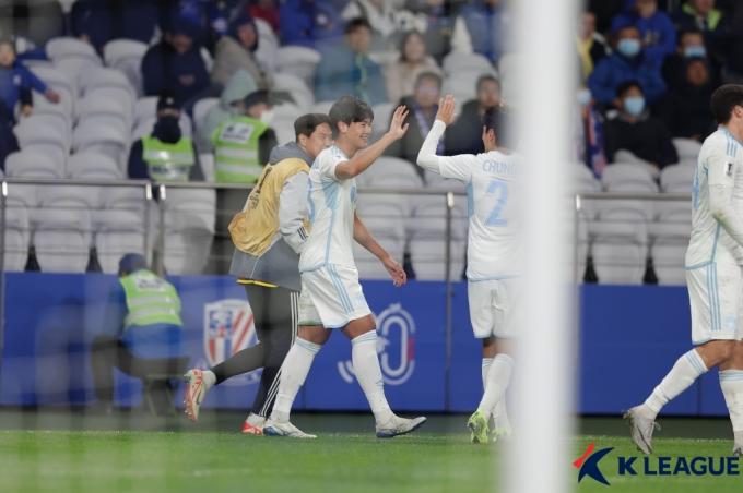 울산HD가 4일 열린 2024-25 AFC 챔피언스리그 엘리트 상하이 선화와 원정 경기에서 2-1로 이겼다. 사진은 역전 결승 골을 넣은 강민우. (한국프로축구연맹 제공)