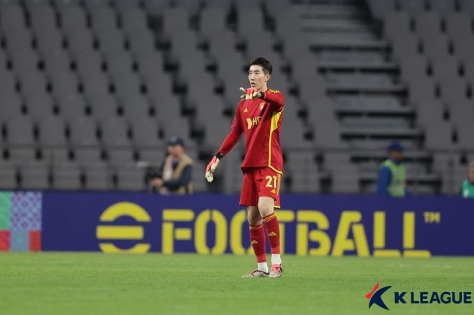 울산HD가 4일 열린 2024-25 AFC 챔피언스리그 엘리트 상하이 선화와 원정 경기에서 2-1로 이겼다. 사진은 여러 차례 선방을 펼친 조현우 골키퍼. (한국프로축구연맹 제공