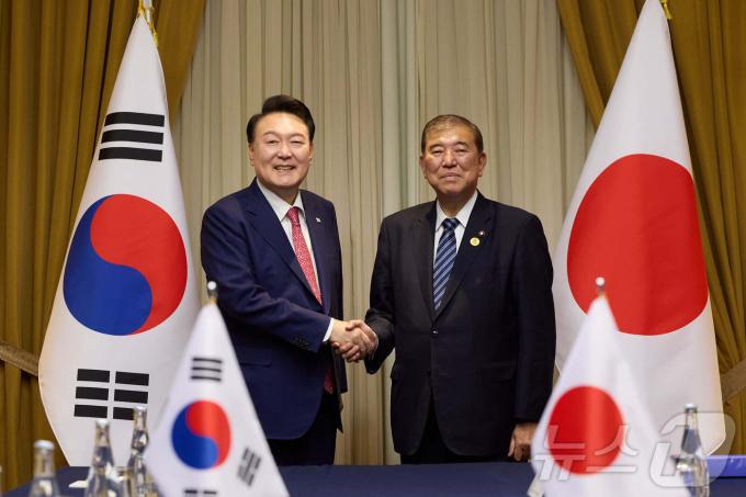 윤석열 대통령이 16일(현지시간) 페루 리마의 한 호텔에서 이시바 시게루 일본 총리와 정상회담에 앞서 기념촬영을 하고 있다. (대통령실 제공) 2024.11.17/뉴스1 ⓒ News1 송원영 기자
