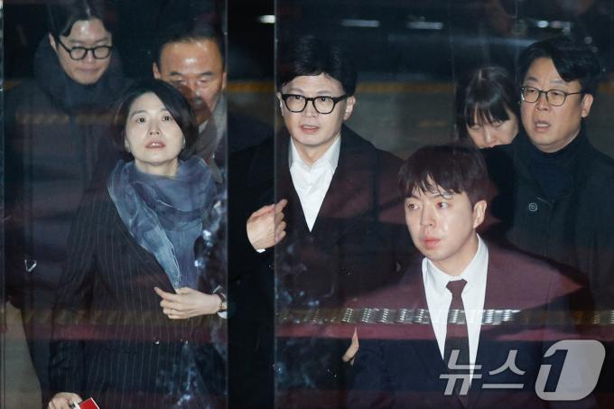 한동훈 국민의힘 대표가 4일 저녁 서울 여의도 국회에서 본회의 대통령 탄핵안 보고 관련 논의를 위한 비공개 의원총회에 참석하기 위해 이동하고 있다. 2024.12.4/뉴스1 ⓒ News1 안은나 기자