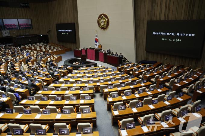 5일 새벽 서울 여의도 국회에서 제418회국회(정기회) 제16차 본회의를 앞두고 국민의힘 의원 좌석이 비어 있다. 이날 본회의에는 윤석열 대통령과 김용현 국방부 장관에 대한 탄핵소추안이 보고된다. 2024.12.5/뉴스1 ⓒ News1 안은나 기자