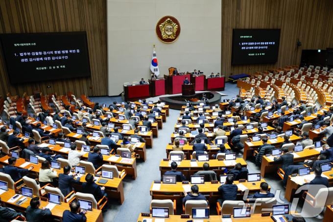 5일 오전 서울 여의도 국회에서 열린 제418회국회(정기회) 제16차 본회의에서 국민의힘 불참 속에 김승원 더불어민주당 법사위 간사가 법무부·검찰청·검사의 헌법·법령 위반 등 관련 감사원에 대한 감사요구안 제안설명을 하고 있다. 감사요구안은 재적 300인, 재석 188인, 찬성 185인, 반대 3인, 기권 0인으로 통과됐다. 2024.12.5/뉴스1 ⓒ News1 안은나 기자