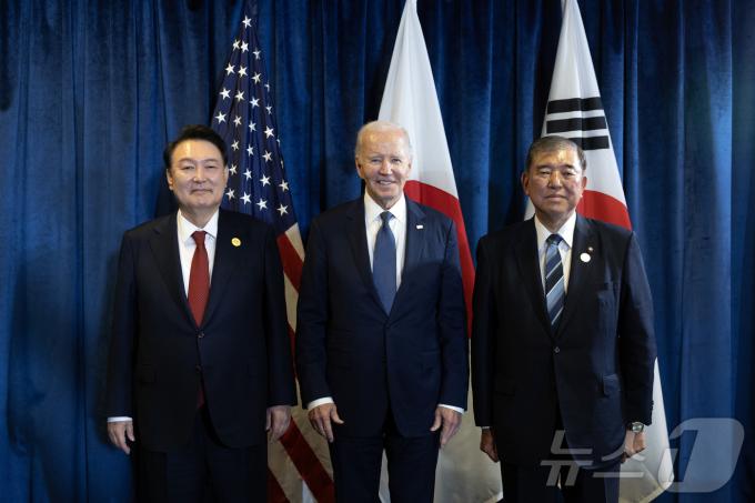 아시아태평양경제협력체(APEC) 정상회의 참석차 페루를 방문 중인 윤석열 대통령이 15일(현지시간) 리마 컨벤션센터에서 한미일 정상회의 전 조 바이든 미국 대통령, 이시바 시게루 일본 총리와 기념촬영을 하고 있다. (대통령실 제공) 2024.11.16/뉴스1 ⓒ News1 송원영 기자