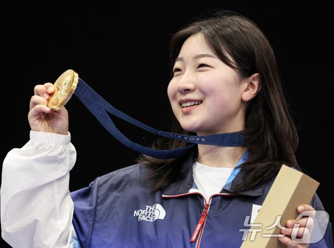 대한민국 사격 대표팀 반효진이 29일(한국시간) 프랑스 샤토루 슈팅 센터에서 열린 2024 파리올림픽 사격 공기소총 10m 여자 시상식에서 금메달을 들어보이고 있다. 2024.7.29/뉴스1 ⓒ News1 이동해 기자