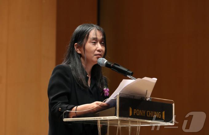 2024노벨문학상 수상 작가 한강이 17일 오후 서울 삼성동 포니정홀에서 열린 '2024 포니정 혁신상' 시상식에서 수상 소감을 하고 있다.(사진공동취재단)2024.10.17 /뉴스1