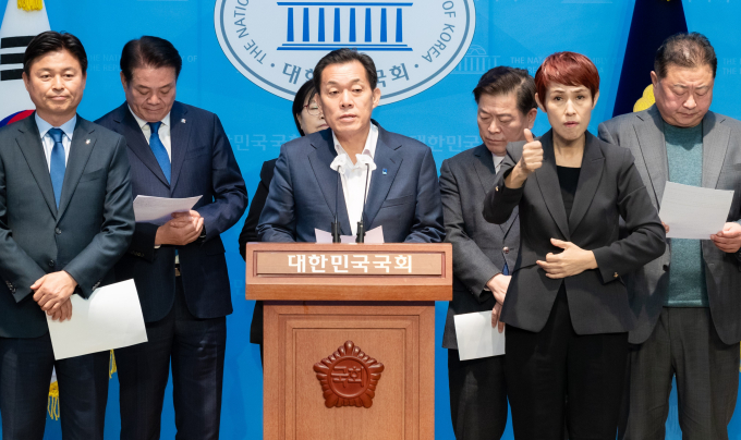 이재준 수원시장이 지난 4일 비상계업 사태와 관련해 성명을 발표하고 "위기 대책반 가동하고, 비상 체제 유지하며 시민 안전 지키겠다"고 말했다. 사진제공=수원시