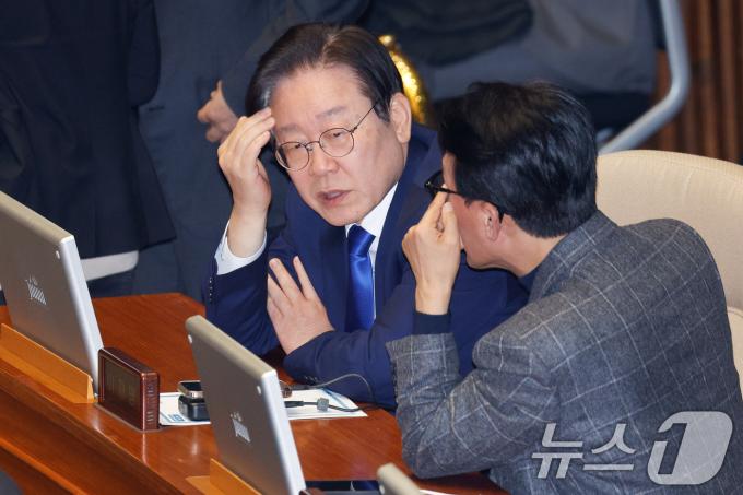 이재명 더불어민주당 대표가 5일 오전 서울 여의도 국회에서 열린 제418회국회(정기회) 제16차 본회의에서김민석 최고위원과 대화하고 있다. 2024.12.5/뉴스1 ⓒ News1 안은나 기자