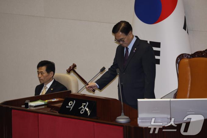 우원식 국회의장이 5일 오전 서울 여의도 국회에서 열린 제418회국회(정기회) 제16차 본회의 개회를 선언하고 있다. 이날 본회의에는 윤석열 대통령과 김용현 국방부 장관에 대한 탄핵소추안이 보고된다. 2024.12.5/뉴스1 ⓒ News1 안은나 기자