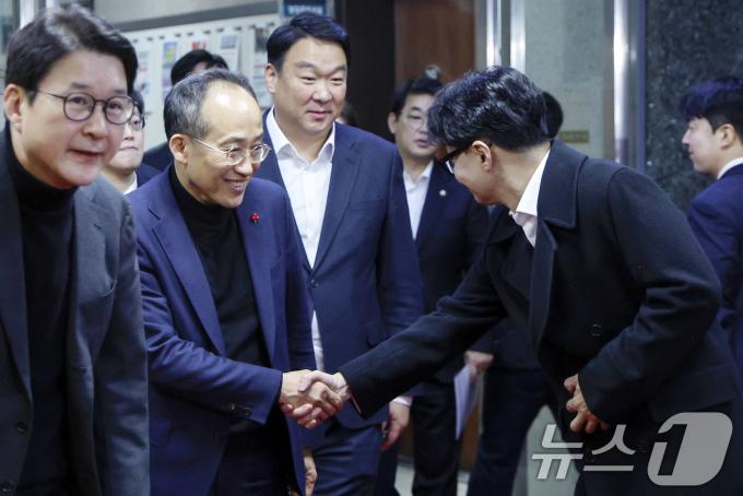 추경호 국민의힘 원내대표(왼쪽)와 한동훈 대표가 4일 저녁 서울 여의도 국회에서 본회의 대통령 탄핵안 보고 관련 논의를 위해 비공개 의원총회에 참석하며 악수를 나누고 있다. 2024.12.4/뉴스1 ⓒ News1 안은나 기자