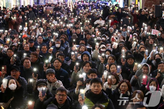4일 오후 대구 중구 동성로에서 열린 '윤석열 퇴진 대구시민 시국대회'에 참여한 시민들이 윤석열 대통령 퇴진을 촉구하고 있다. 2024.12.4/뉴스1 ⓒ News1 공정식 기자