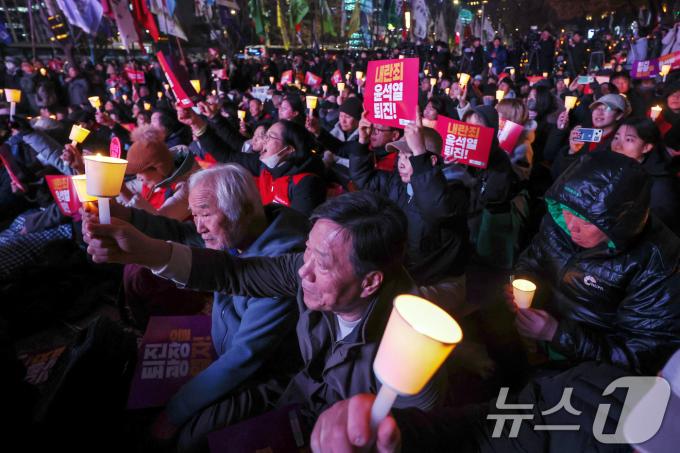 시민사회단체 관계자들이 4일 오후 서울 종로구 동화면세점 앞에서 윤석열 대통령의 퇴진을 촉구하는 촛불집회를 하고 있다. 2024.12.4/뉴스1 ⓒ News1 민경석 기자