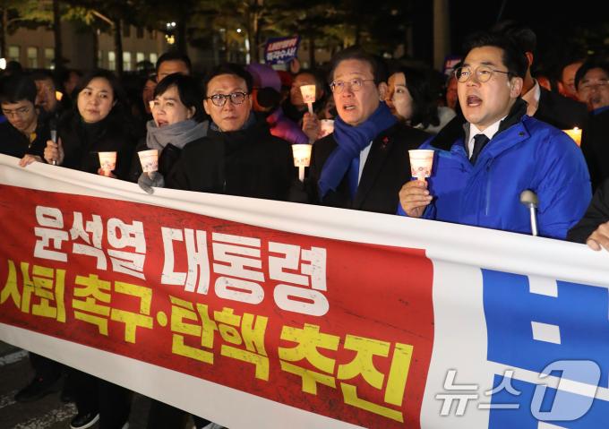 이재명 더불어민주당 대표와 박찬대 원내대표, 김민석 최고위원이 4일 오후 서울 여의도 국회 본청 앞 계단에서 열린 윤석열 대통령 사퇴촉구ㆍ탄핵 추진 범국민 촛불문화제에서 참가자들과 함께 국회 경내를 행진하고 있다. 2024.12.4/뉴스1 ⓒ News1 이광호 기자