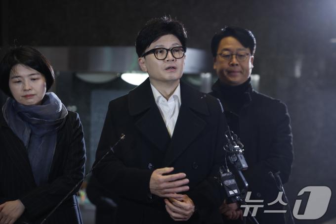 한동훈 국민의힘 대표가 4일 저녁 서울 여의도 국회에서 본회의 대통령 탄핵안 보고 관련 논의를 위해 비공개 의원총회에 참석하며 취재진의 질문에 답하고 있다. 2024.12.4/뉴스1 ⓒ News1 안은나 기자