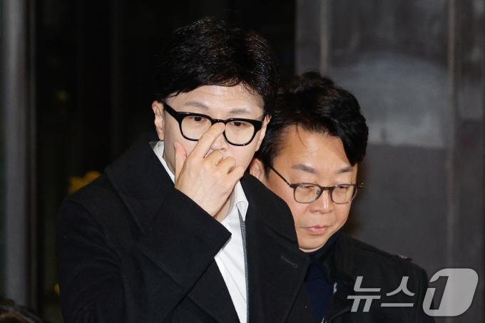 한동훈 국민의힘 대표가 4일 저녁 서울 여의도 국회에서 본회의 대통령 탄핵안 보고 관련 논의를 위한 비공개 의원총회에 참석하기 위해 이동하고 있다. 2024.12.4/뉴스1 ⓒ News1 안은나 기자