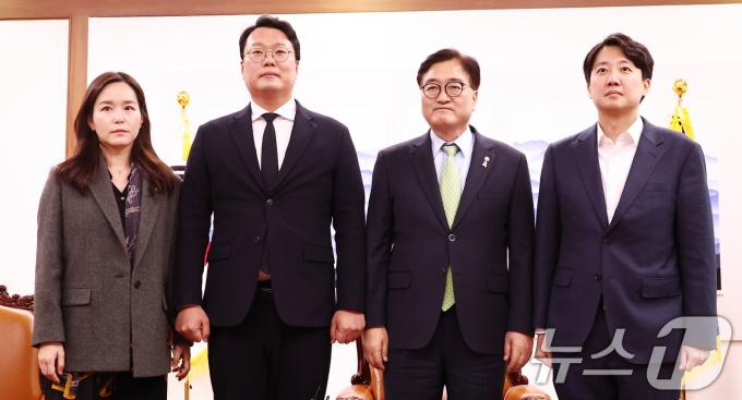 우원식 국회의장이 4일 오후 서울 여의도 국회의장실에서 천하람 개혁신당 원내대표, 이준석 의원 등과 긴급 회동을 하고 있다. 이 자리에서 개혁신당은 윤석열 대통령 탄핵소추안 발의 동참의사를 분명히했다. 2024.12.4/뉴스1 ⓒ News1 김민지 기자