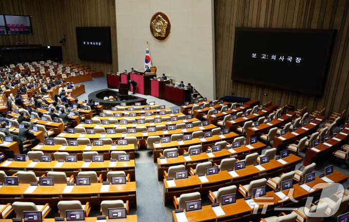 5일 오전 서울 여의도 국회에서 열린 제418회국회(정기회) 제16차 본회의에서 정명호 의사국장이 윤석열 대통령과 김용현 국방부 장관에 대한 탄핵소추안을 보고하고 있다. 2024.12.5/뉴스1 ⓒ News1 안은나 기자