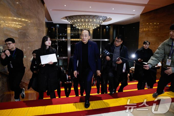 추경호 국민의힘 원내대표가 4일 저녁 서울 여의도 국회에서 본회의 대통령 탄핵안 보고 관련 논의를 위한 비공개 의원총회를 위해 회의장으로 이동하고 있다. 2024.12.4/뉴스1 ⓒ News1 안은나 기자