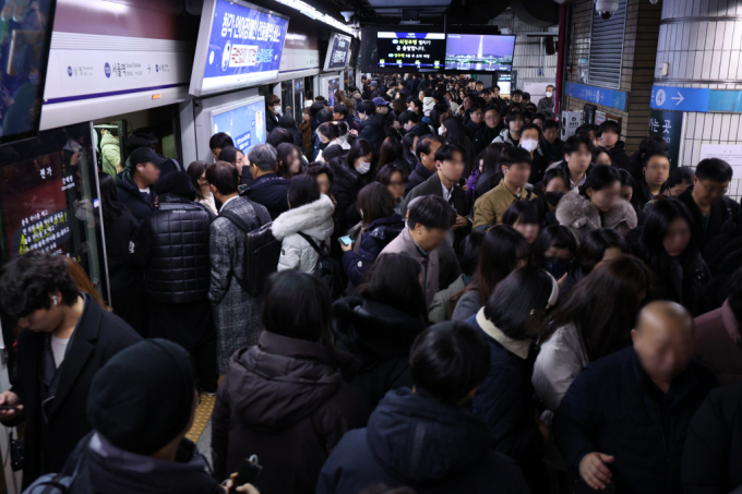 서울교통공사 노종조합이 사측과 파업 전 막바지 협상에 돌입할 예정이다. 사진은 지하철 1호선에 탑승하기 위해 몰려든 이용객들의 모습. /사진=뉴스1