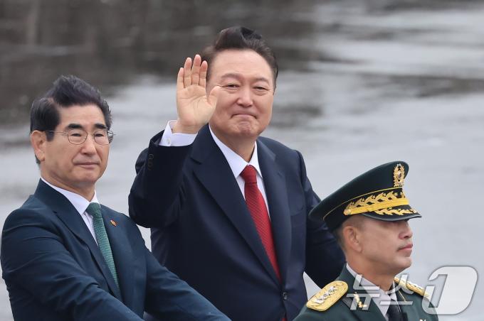 윤석열 대통령이 지난 10월 1일 경기도 성남 서울공항에서 열린 건군 제76주년 국군의 날 기념식에서 김용현 국방장관과 함께 사열하며 손인사를 하고 있다. 2024.10.1/뉴스1 ⓒ News1 김도우 기자
