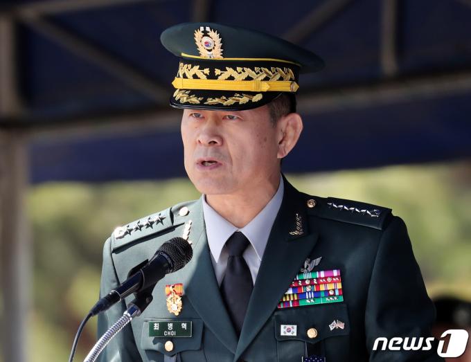 최병혁 신임 한미연합군사령부 부사령관이 17일 서울 용산 미군기지 나이트필드 연병장에서 열린 한미연합군사령부 부사령관 이·취임식에서 취임사를 하고 있다. 2019.4.17/뉴스1 ⓒ News1 이재명 기자