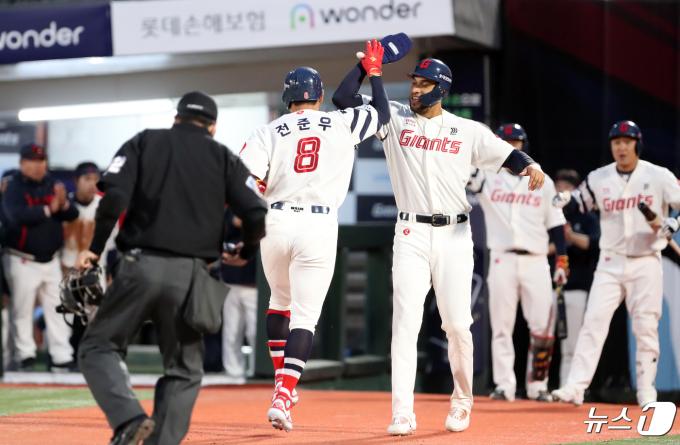 23일 오후 부산 사직야구장에서 열린 '2024 신한 SOL 뱅크 KBO리그' 롯데 자이언츠와 SSG 랜더스의 경기, 1회말 2사 주자 1루 상황 롯데 전준우가 2점 홈런을 때린 뒤 레이예스와 하이파이브를 하고 있다. 2024.4.23/뉴스1 ⓒ News1 윤일지 기자