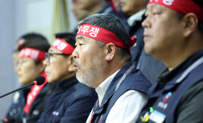 김동명 한국노총 위원장이 4일 오후 서울 영등포구 한국노총빌딩에서 열린 윤석열 대통령 퇴진 촉구 기자회견에서 발언을 하고 있다. / 사진=뉴시스 고범준 기자 /사진=고범준