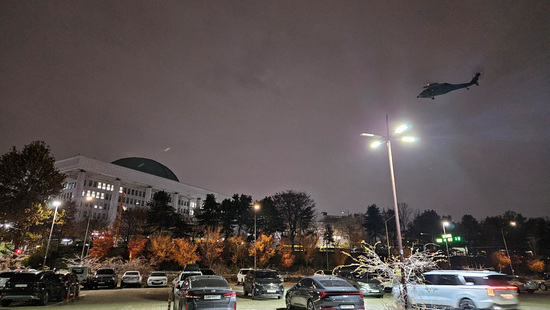 지난 4일 대한민국 서울에서 윤석열 대통령이 계엄령을 선포한 후 국회의사당 하늘 위로 헬기가 보이고 있다./사진=로이터