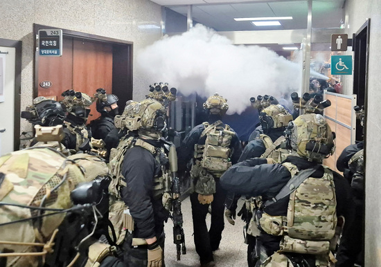 지난 4일 대한민국 서울에서 윤석열 대통령이 계엄령을 선포한 후 계엄군이 국회로 진입하고 있다. /사진=로이터