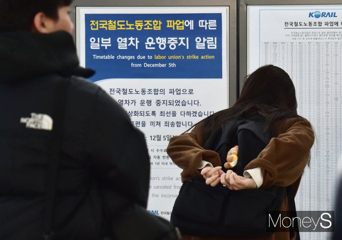 [머니S포토] 철도노조 무기한 파업, 보고도 믿기힘든 열차 운행중지