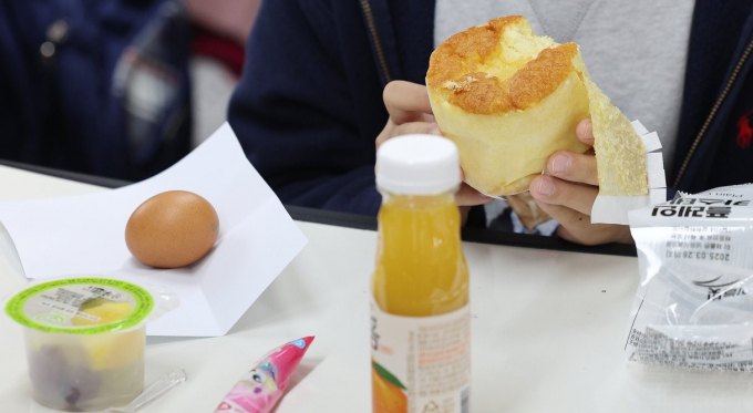 지난달 21일 대구지역 학교비정규직 직원들 총파업으로 대체식으로 제공한 빵, 우유 등으로 구성된 점심. 사진제공=뉴스1