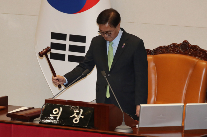 국민의힘 의원들에게 "윤석열 대통령 탄핵에 찬성하라"는 문자 폭탄이 쏟아지고 있는 것으로 확인됐다. 윤석열 대통령이 비상계엄령을 선포한 뒤 국회 본회의장에서 열린 본회의에서 우원식 국회의장이 비상계엄 해제 요구 결의안을 의결하는 모습./사진=뉴스1