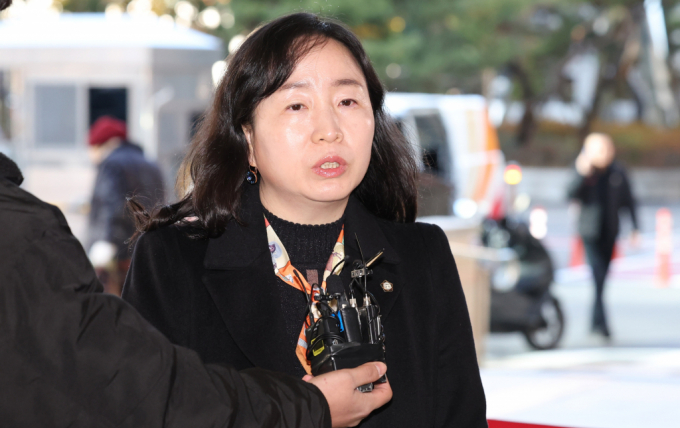  연세대학교 2025학년도 수시모집 자연계열 논술시험을 무효로 해달라는 소송을 낸 수험생들과 연세대 측이 5일 법적 공방을 벌였다. 사진은 수험생과 학부모 측 집단 소송 대리인인 김정선 변호사가 5일 오전 서울 마포구 서울서부지방법원에서 '연세대 시험 무효확인 본안소송 1차 공판'에 출석하며 취재진의 질문에 답변하는 모습. /사진=뉴시스