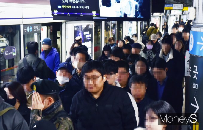 [머니S포토] 철도노조 총파업, 노사갈등에 시민들 불편야기