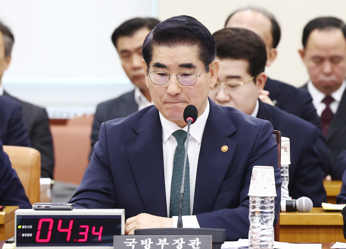 검찰은 내란죄 혐의를 받는 김용현 전 국방부 장관을 출국금지 시켰다. 사진은 지난달 서울 여의도 국회에서 열린 국방위원회 전체회의에 출석한 김용현 전 국방부 장관. /사진=뉴스1
